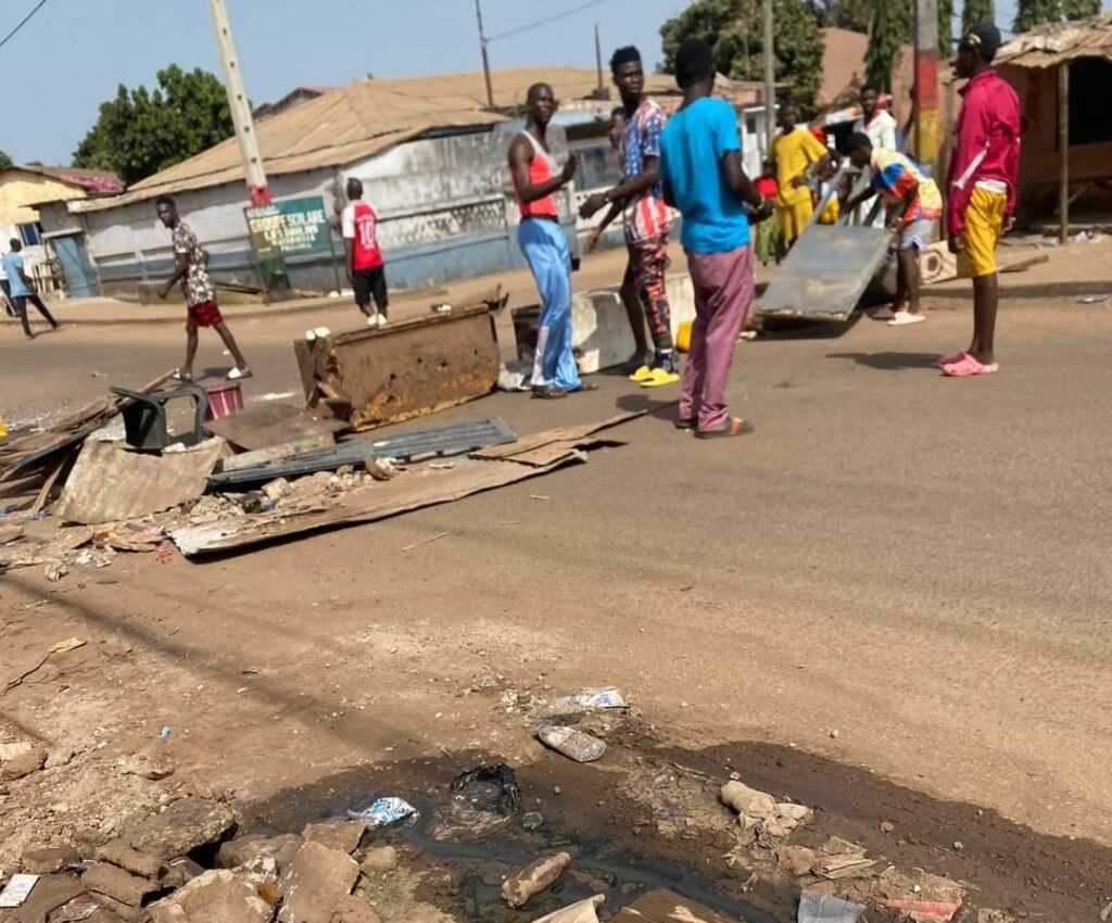 Manifestations contre le délestage du courant : Matoto Khabitaya , Matam Corniche et Dixinn centre dans la dense